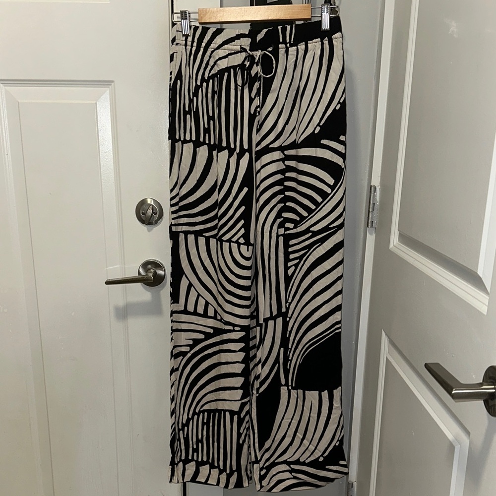 H&M Black and Cream Patterned Flare Pants